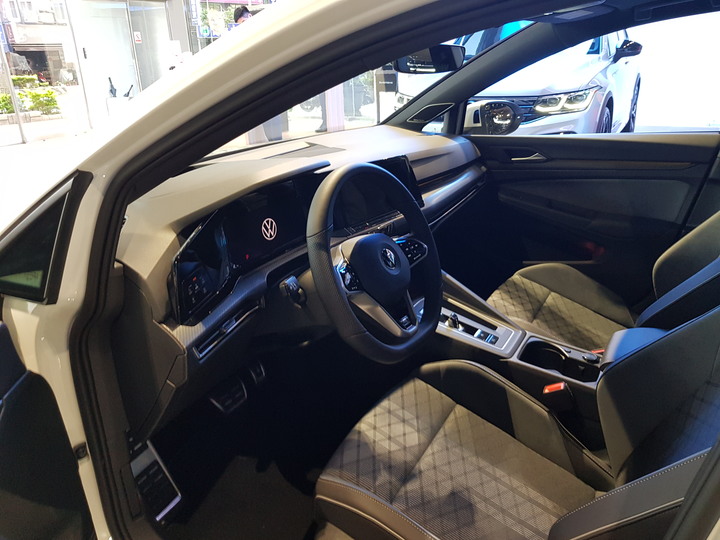 感謝家人幫我與家母換車-8代Golf Variant R Line