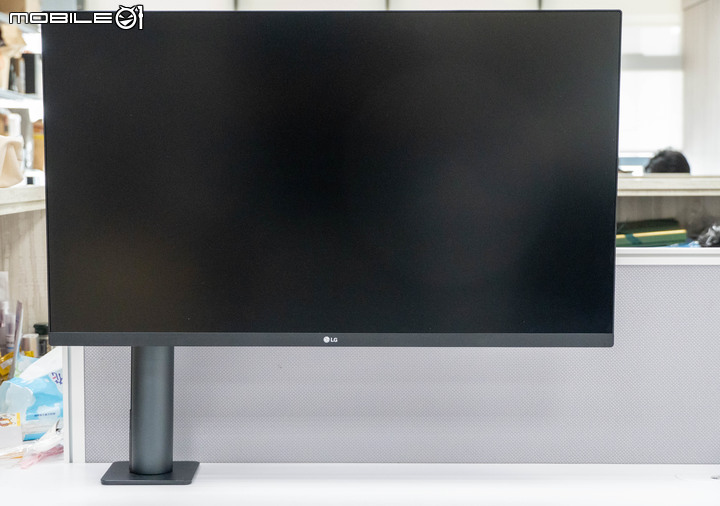LG UltraFine Display Ergo 32UN880 人體工學螢幕開箱 顯示視野隨你調整