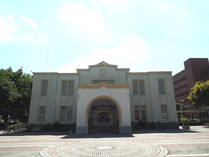 彰化市公會堂|彰化藝術館|八卦山紅毛井 — 日治時期興建之大型民眾聚會場所,與後方的400年古井
