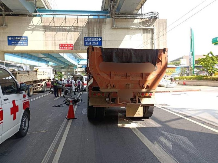 母女騎電動自行車碰撞砂石車 9歲女童遭輾斃