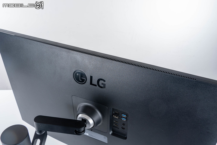 LG UltraFine Display Ergo 32UN880 人體工學螢幕開箱 顯示視野隨你調整