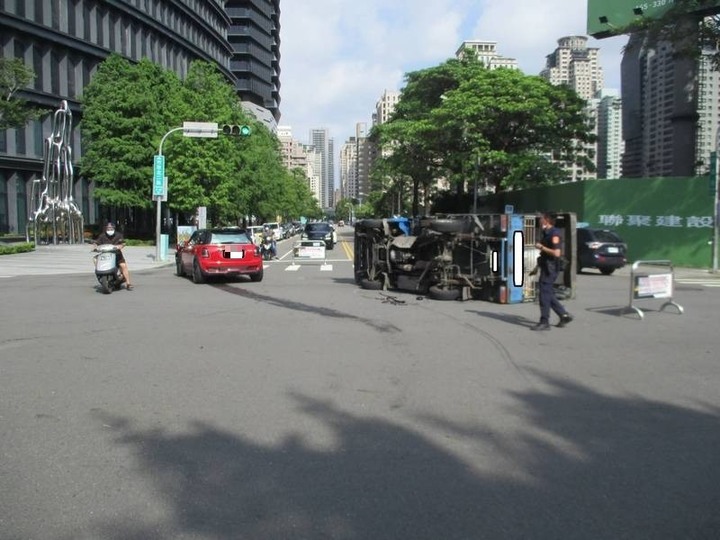 MINI小車撞翻貨車 女駕駛：逆光不知闖紅燈