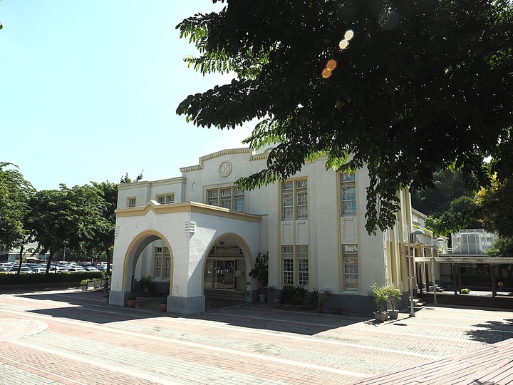 彰化市公會堂|彰化藝術館|八卦山紅毛井 — 日治時期興建之大型民眾聚會場所,與後方的400年古井