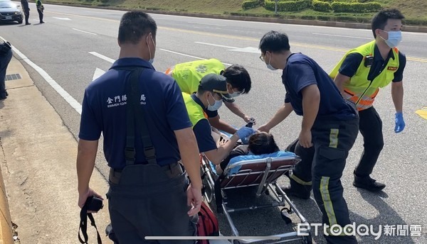 (連結有影片) 翻車瞬間曝光!女駕駛「Y字路口不減速」閃車急轉撞路沿90度橫倒