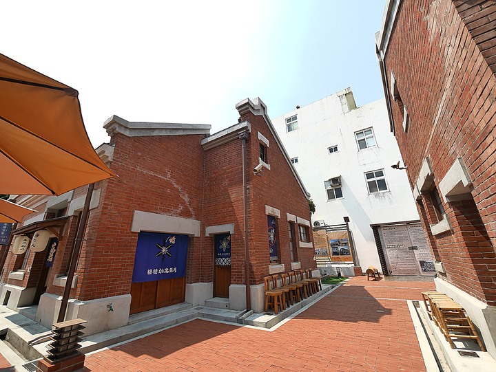 原梧棲警察官吏派出所及宿舍群、真武宮與梧棲老街 — 少數保留至今之日治時期警察官吏派出所與磚造宿舍組合,有著洗石子龍柱與石獅的玄天上帝廟