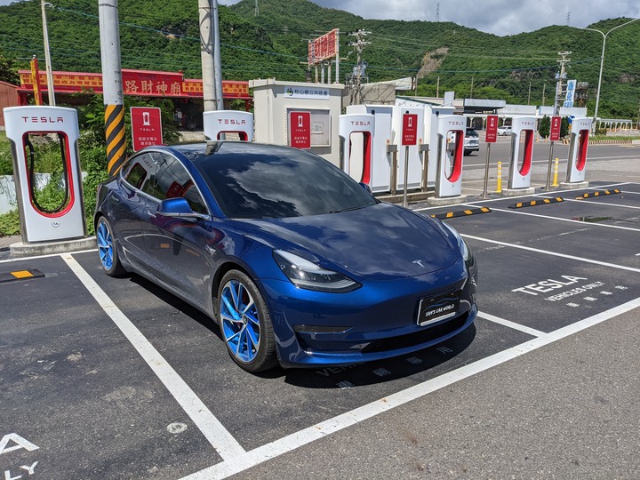 特斯拉勇闖中央山脈大縱走,電動車台灣切地瓜!