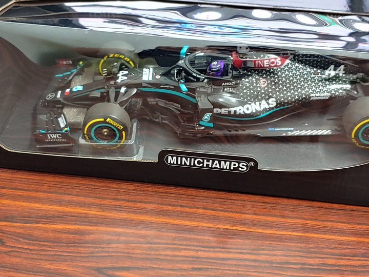 [開箱]1/18 MINICHAMPS MERCEDES W11 L.HAMILTON 2020