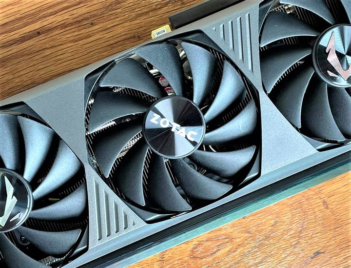 ZOTAC GAMING GeForce RTX 3080 Ti AMP Holo 顯示卡開箱實測 極光外觀設計與效能的完美結合