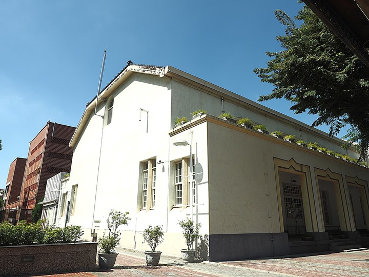 彰化市公會堂|彰化藝術館|八卦山紅毛井 — 日治時期興建之大型民眾聚會場所,與後方的400年古井