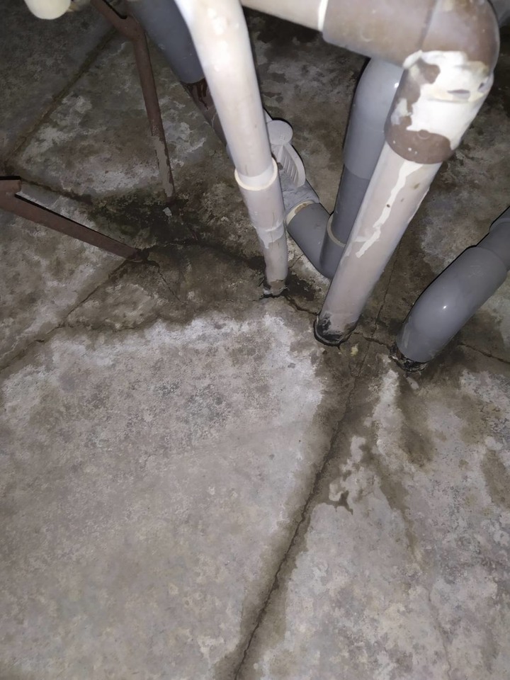 請問水泥地板有多處裂縫能直接全部上二層水性PU防水膠嗎 (標題有更正)