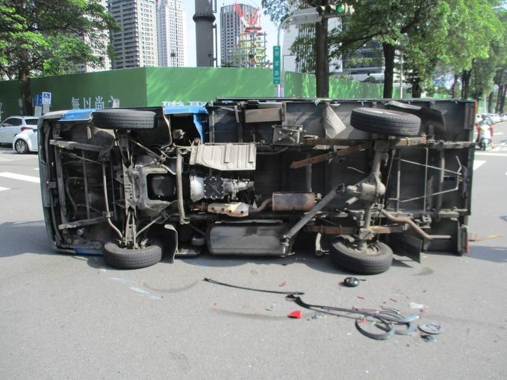 MINI小車撞翻貨車 女駕駛：逆光不知闖紅燈