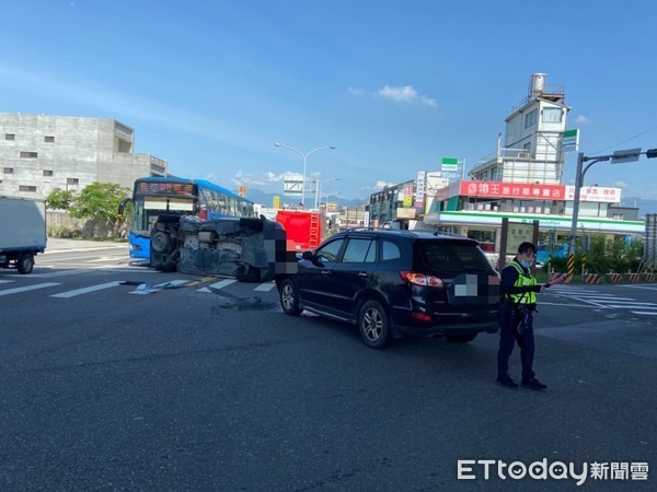(連結有影片) 撞擊瞬間曝!救護車「遭攔腰猛撞」整台側翻再波及等紅燈客運