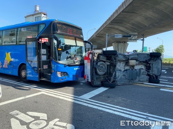 (連結有影片) 撞擊瞬間曝!救護車「遭攔腰猛撞」整台側翻再波及等紅燈客運