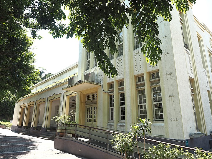 彰化市公會堂|彰化藝術館|八卦山紅毛井 — 日治時期興建之大型民眾聚會場所,與後方的400年古井