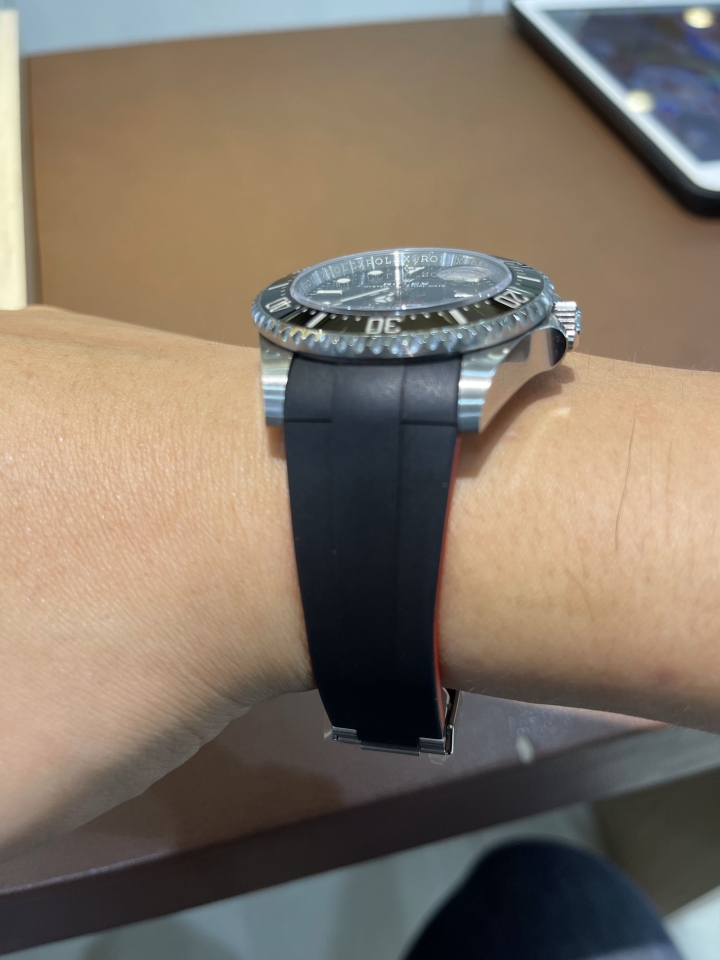 幫新買的海史126600換上Rubber B錶帶😁