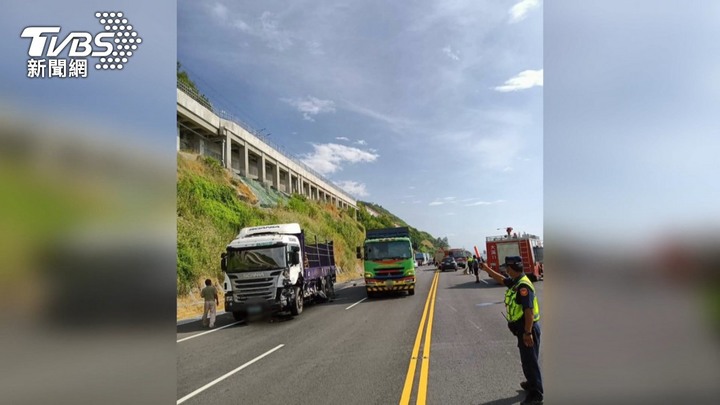車頭變形全毀!廂型車撞大貨車親人2死1輕傷