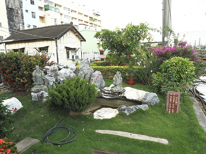 大肚 追分火車站 — 高齡九十九之日式和洋風檜木造車站，外掛信濃鐵鐵道塗裝區間車