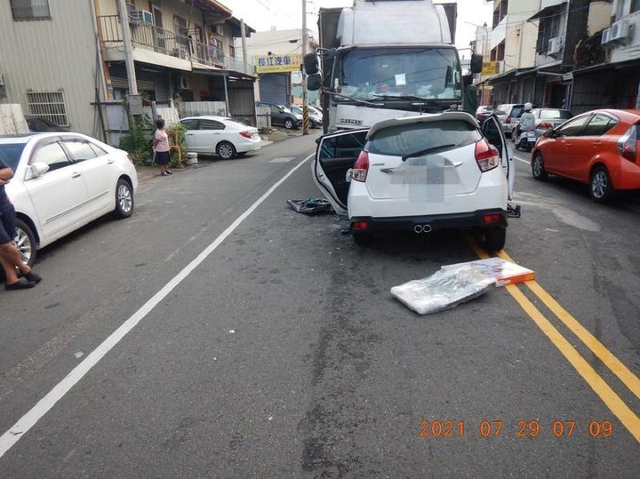 跨雙黃線對撞曳引車！轎車車頭全毀 夫妻受傷