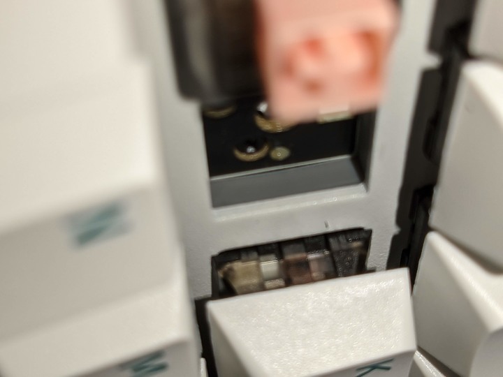 [開箱]腹靈 FL980 RGB三模插拔軸機械式鍵盤-ROSA軸版本開箱 ||包含提出ROSA軸壓力克數疑問