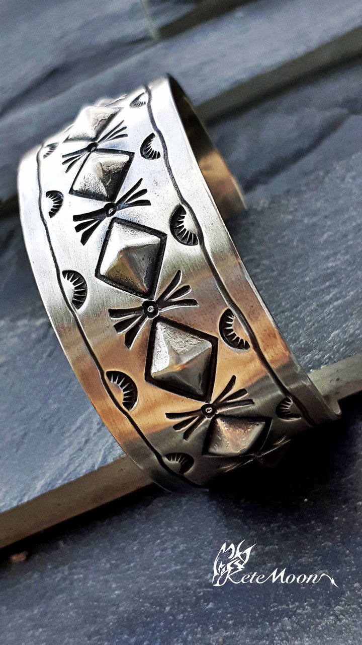 Annie Chapo-Navajo打印寬版銀手環