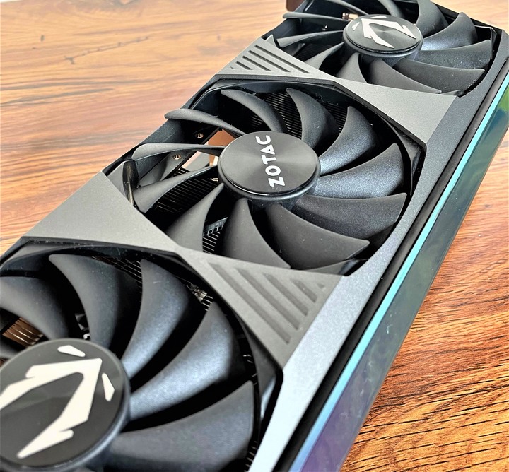 ZOTAC GAMING GeForce RTX 3080 Ti AMP Holo 顯示卡開箱實測 極光外觀設計與效能的完美結合