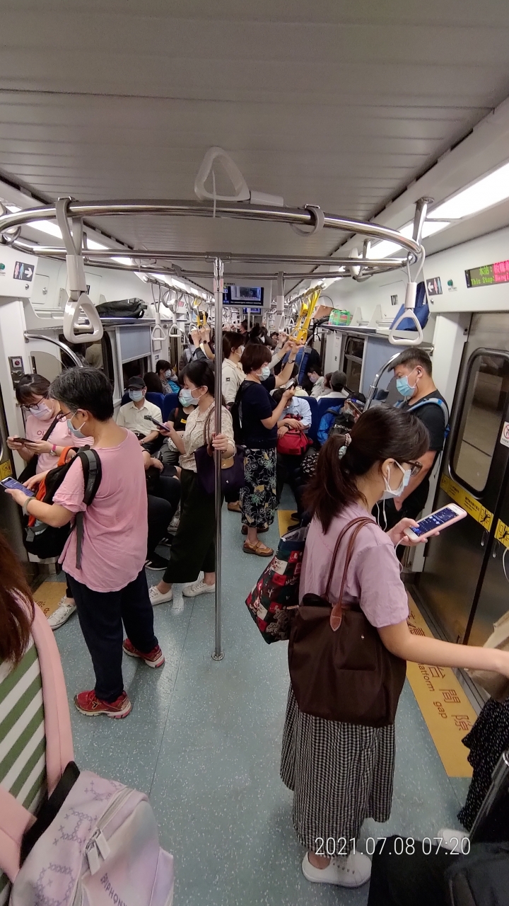 台鐵“電車”上下班時段，群聚擁擠度再度上升