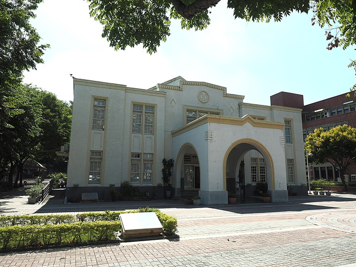 彰化市公會堂|彰化藝術館|八卦山紅毛井 — 日治時期興建之大型民眾聚會場所,與後方的400年古井