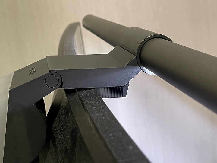一次入手兩隻BenQ ScreenBar Halo 掛電視+曲面螢幕