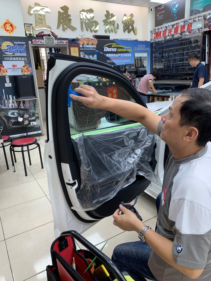 Benz C300配上全新3M極黑隔熱紙