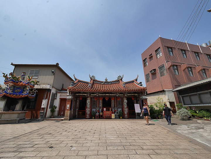 原梧棲警察官吏派出所及宿舍群、真武宮與梧棲老街 — 少數保留至今之日治時期警察官吏派出所與磚造宿舍組合,有著洗石子龍柱與石獅的玄天上帝廟