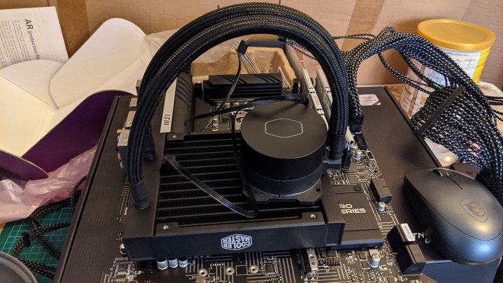 微星MSI MAG CoreLiquio 360R 簡易開箱 (更新 空冷利民TRUE Spirit 140 Power 單風扇水冷 MasterLiquid ML120L V2 RGB 雙風扇水冷 微星MAG CoreLiquio 240R 溫度測試對比) )