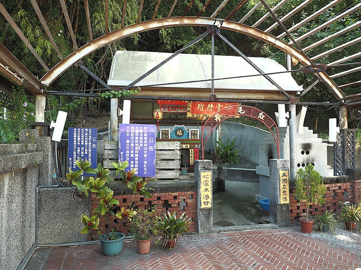 彰化市公會堂|彰化藝術館|八卦山紅毛井 — 日治時期興建之大型民眾聚會場所,與後方的400年古井