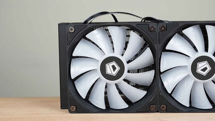 平價散熱器，頗具競爭力。ID-COOLING ZOOMFLOW 360X