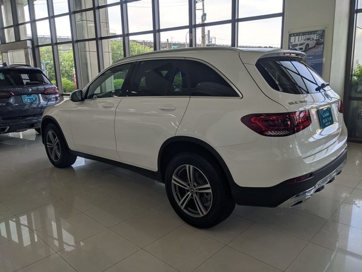 中華汽車旗下的菱威汽車竟然賣起雙B的外匯車了~~