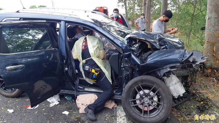 (連結有影片) 男開車睡著猛撞路樹!台東一家4口濺血 3歲女童昏迷