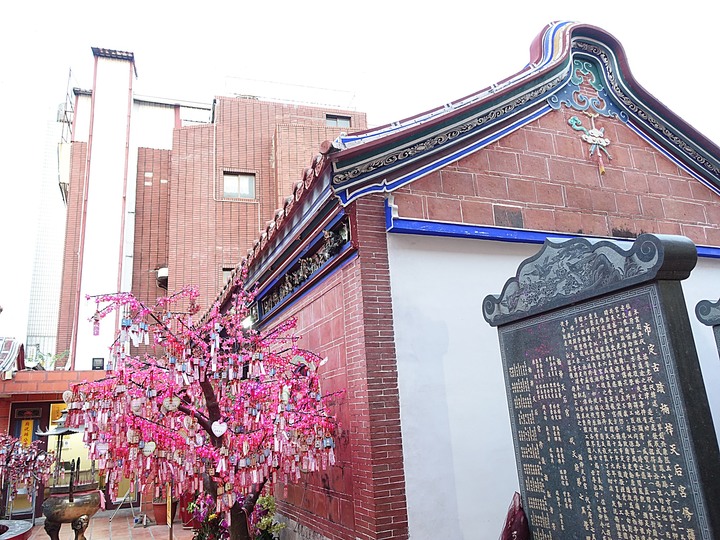 楠梓天后宮 — 擁有「全臺灣最大文字交趾陶」及諸多有故事的交趾陶燒的近300年歷史老廟,外掛楠梓禮拜堂