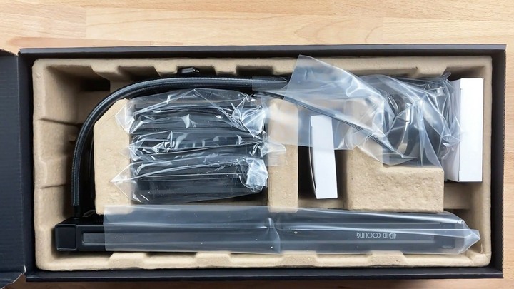 平價散熱器，頗具競爭力。ID-COOLING ZOOMFLOW 360X