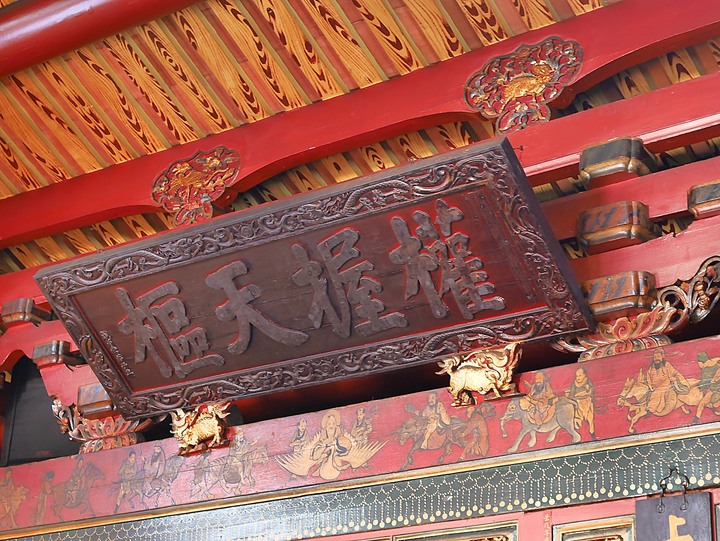 原梧棲警察官吏派出所及宿舍群、真武宮與梧棲老街 — 少數保留至今之日治時期警察官吏派出所與磚造宿舍組合,有著洗石子龍柱與石獅的玄天上帝廟