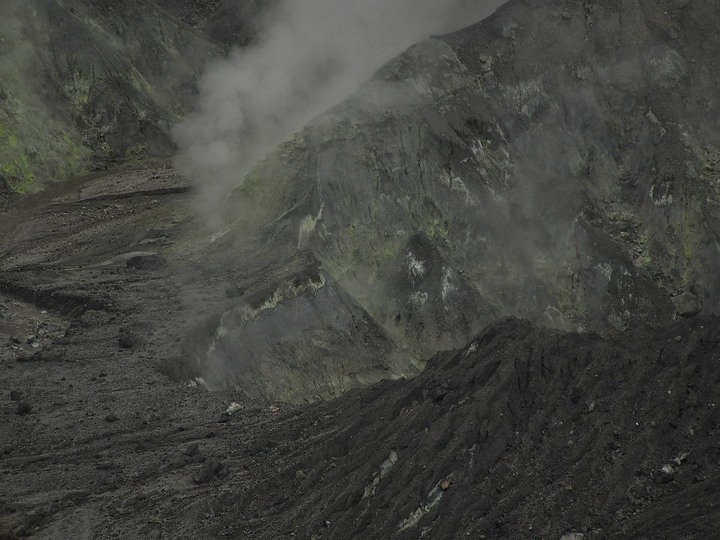 Angklung竹樂團表演、萬隆Outlet大匯集、覆舟火山、縮影公園、獨立廣場與民族英雄紀念碑 — 2014年印尼全覽七日遊 — 第三章 印尼的大都會—萬隆(Bandung)、雅加達(Jakarta)