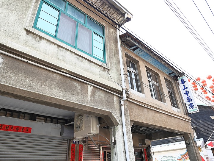 原梧棲警察官吏派出所及宿舍群、真武宮與梧棲老街 — 少數保留至今之日治時期警察官吏派出所與磚造宿舍組合,有著洗石子龍柱與石獅的玄天上帝廟