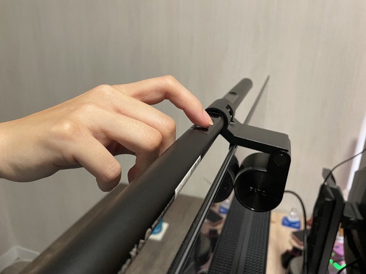 一次入手兩隻BenQ ScreenBar Halo 掛電視+曲面螢幕