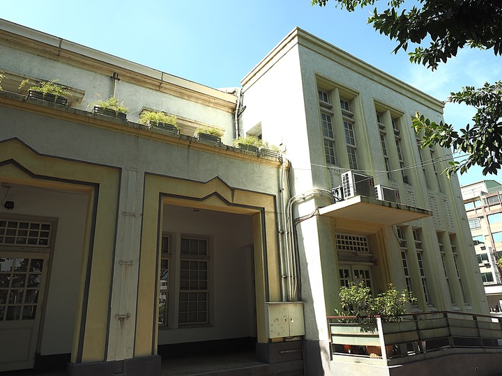 彰化市公會堂|彰化藝術館|八卦山紅毛井 — 日治時期興建之大型民眾聚會場所,與後方的400年古井