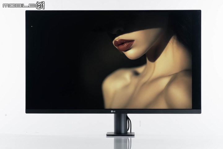 LG UltraFine Display Ergo 32UN880 人體工學螢幕開箱 顯示視野隨你調整