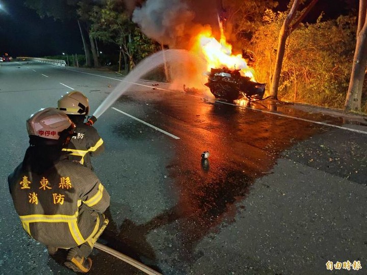 轎車過彎失控飛越逆向車道燒成火球 2人慘成焦屍