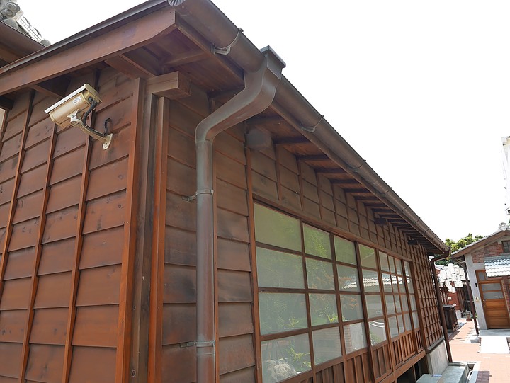 原梧棲警察官吏派出所及宿舍群、真武宮與梧棲老街 — 少數保留至今之日治時期警察官吏派出所與磚造宿舍組合,有著洗石子龍柱與石獅的玄天上帝廟