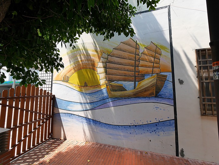 原梧棲警察官吏派出所及宿舍群、真武宮與梧棲老街 — 少數保留至今之日治時期警察官吏派出所與磚造宿舍組合,有著洗石子龍柱與石獅的玄天上帝廟