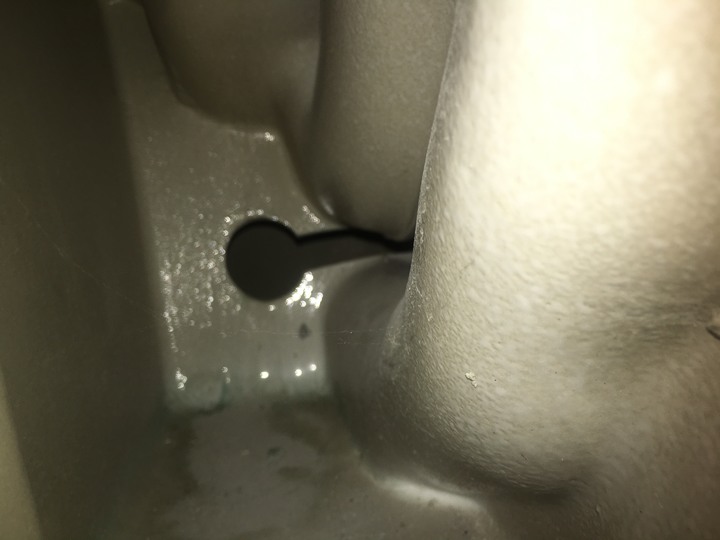 廁所臭味問題-馬桶後方孔洞要不要用矽利康填起來