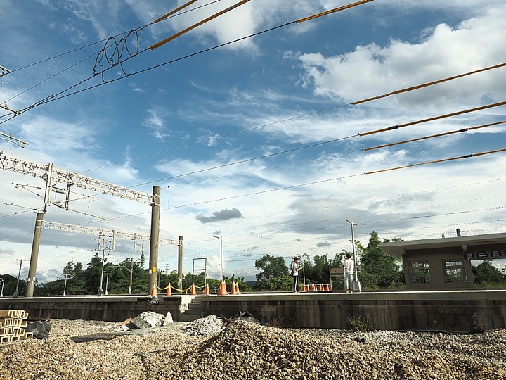 大肚 追分火車站 — 高齡九十九之日式和洋風檜木造車站，外掛信濃鐵鐵道塗裝區間車