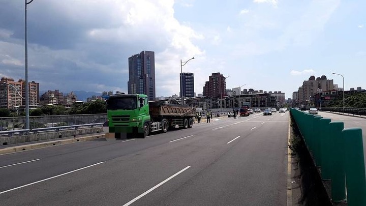 婦騎車擦撞福和橋分隔島遭聯結車撞死 與9歲女兒天人永隔