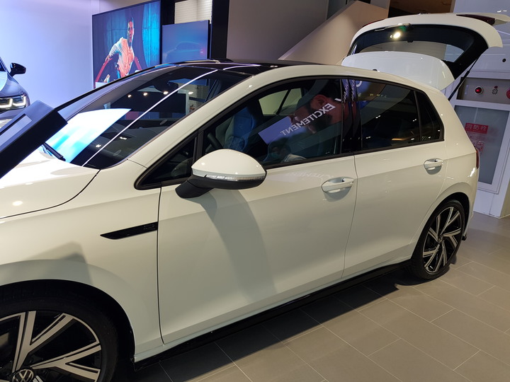 感謝家人幫我與家母換車-8代Golf Variant R Line